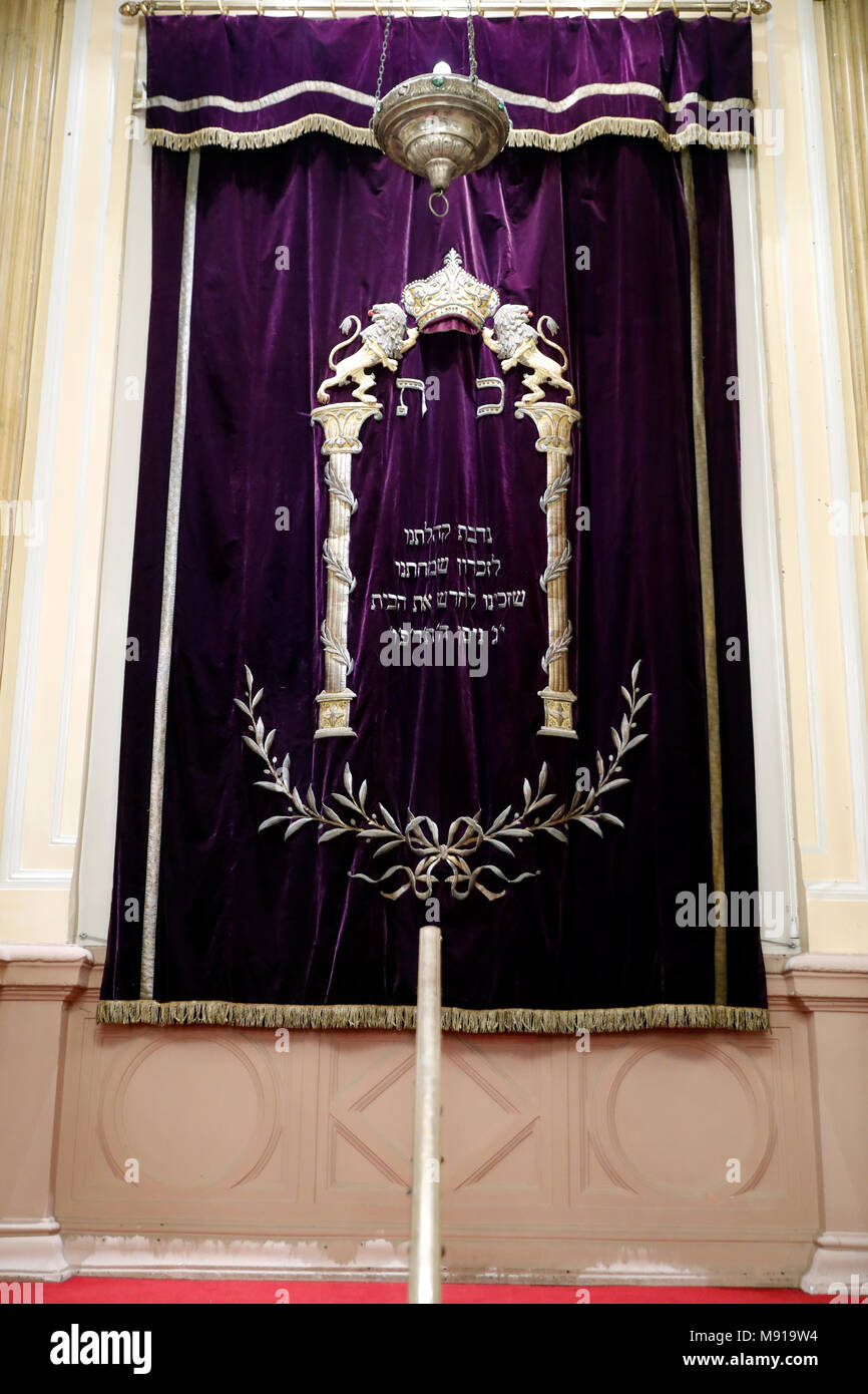 Colmar la sinagoga. Torá arca o Aron Kodesh conteniendo los rollos de la Torá. Colmar. Francia. Foto de stock