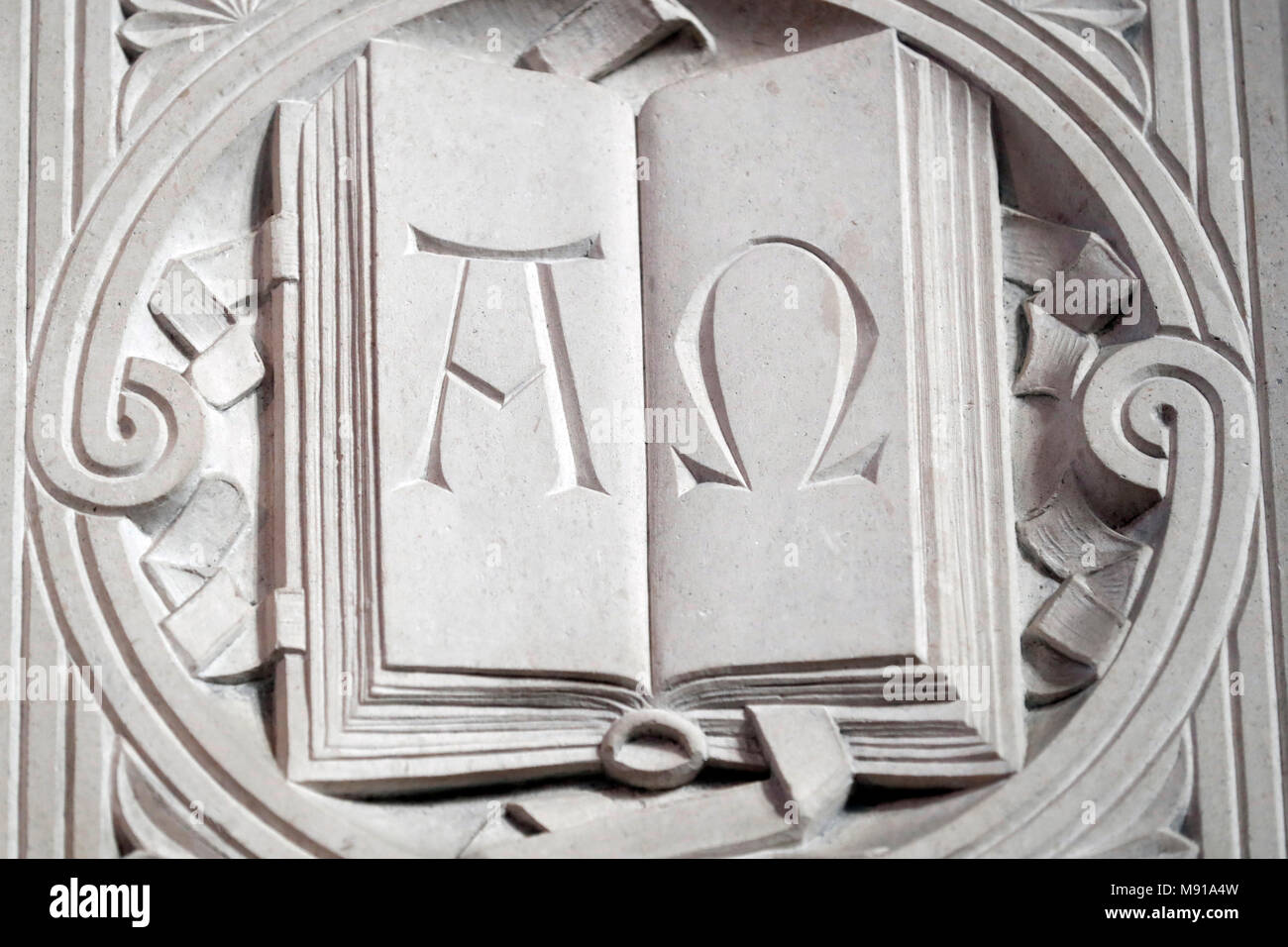 El Templo Neuf iglesia protestante. Las letras griegas alfa y omega como símbolos cristianos. Estrasburgo. Francia. Foto de stock