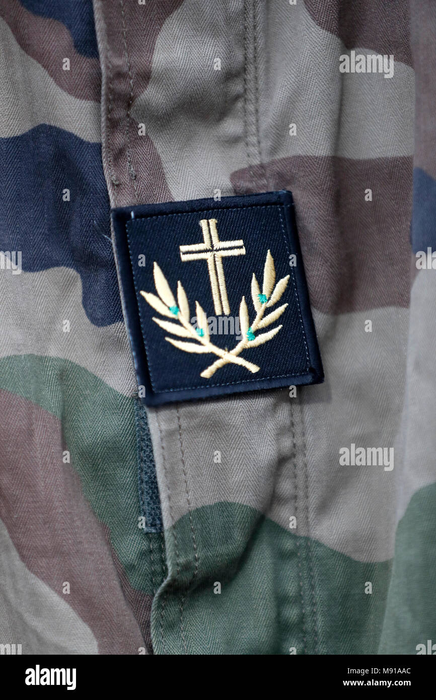 Capellán militar. Uniformes con insignias cristianas. Estrasburgo. Francia. Foto de stock