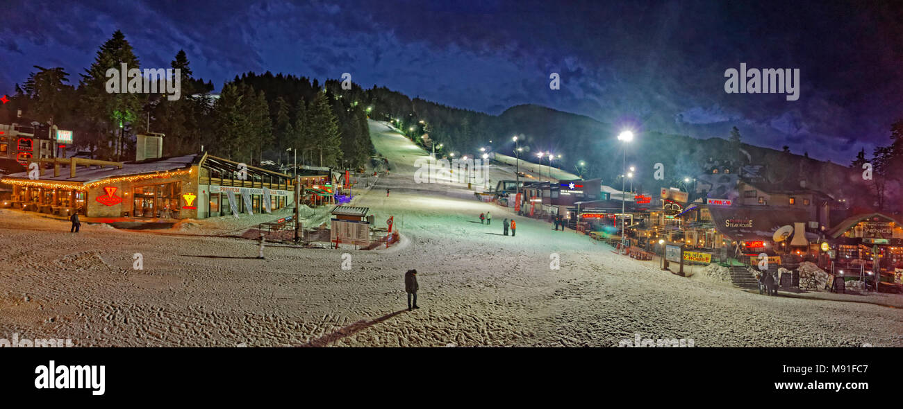 Esquí nocturno panorama en Borovets ski resort, cerca de Samokov, Targovishte, Bulgaria. Foto de stock