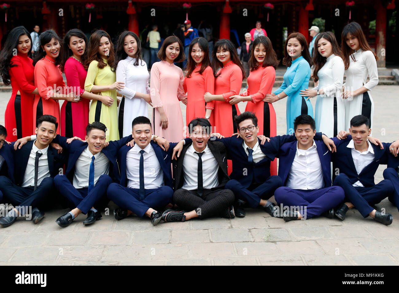 Los estudiantes que se gradúan celebrar en el templo de la literatura. Hanoi. Vietnam. Foto de stock