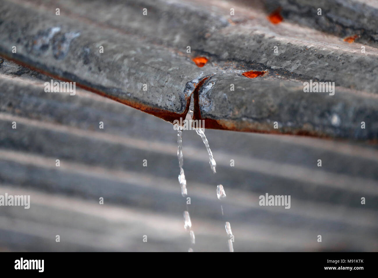 Agua en Rusted metal corrugado. Phu Quoc. Vietnam. Foto de stock
