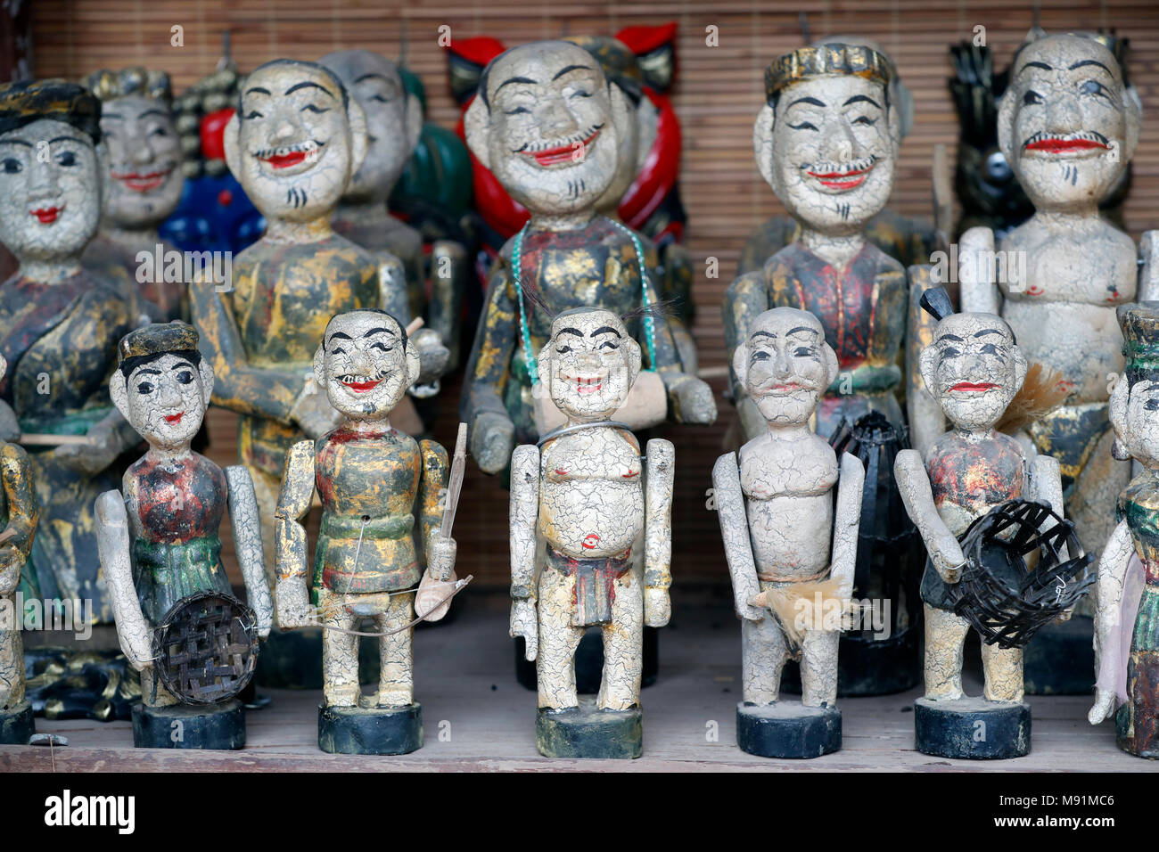 Marionetas de agua se alinearon para la venta, el templo de la literatura. Hanoi. Vietnam. Foto de stock
