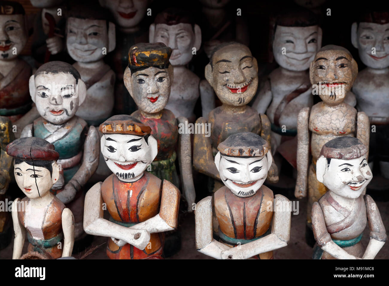 Marionetas de agua se alinearon para la venta, el templo de la literatura. Hanoi. Vietnam. Foto de stock