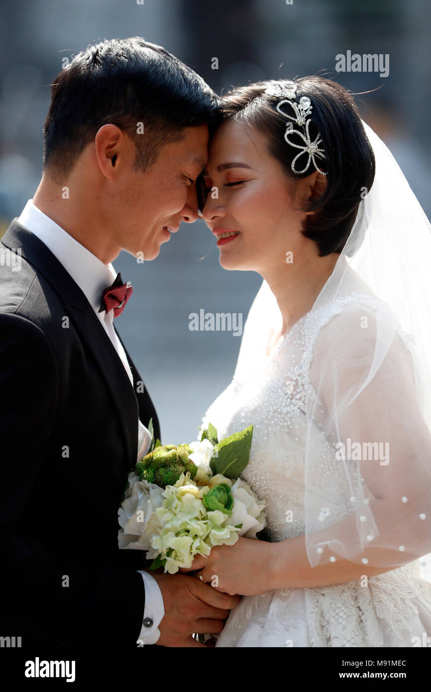 Boda. La novia y el novio sosteniendo ramo de rosas. Hanoi. Vietnam. Foto de stock