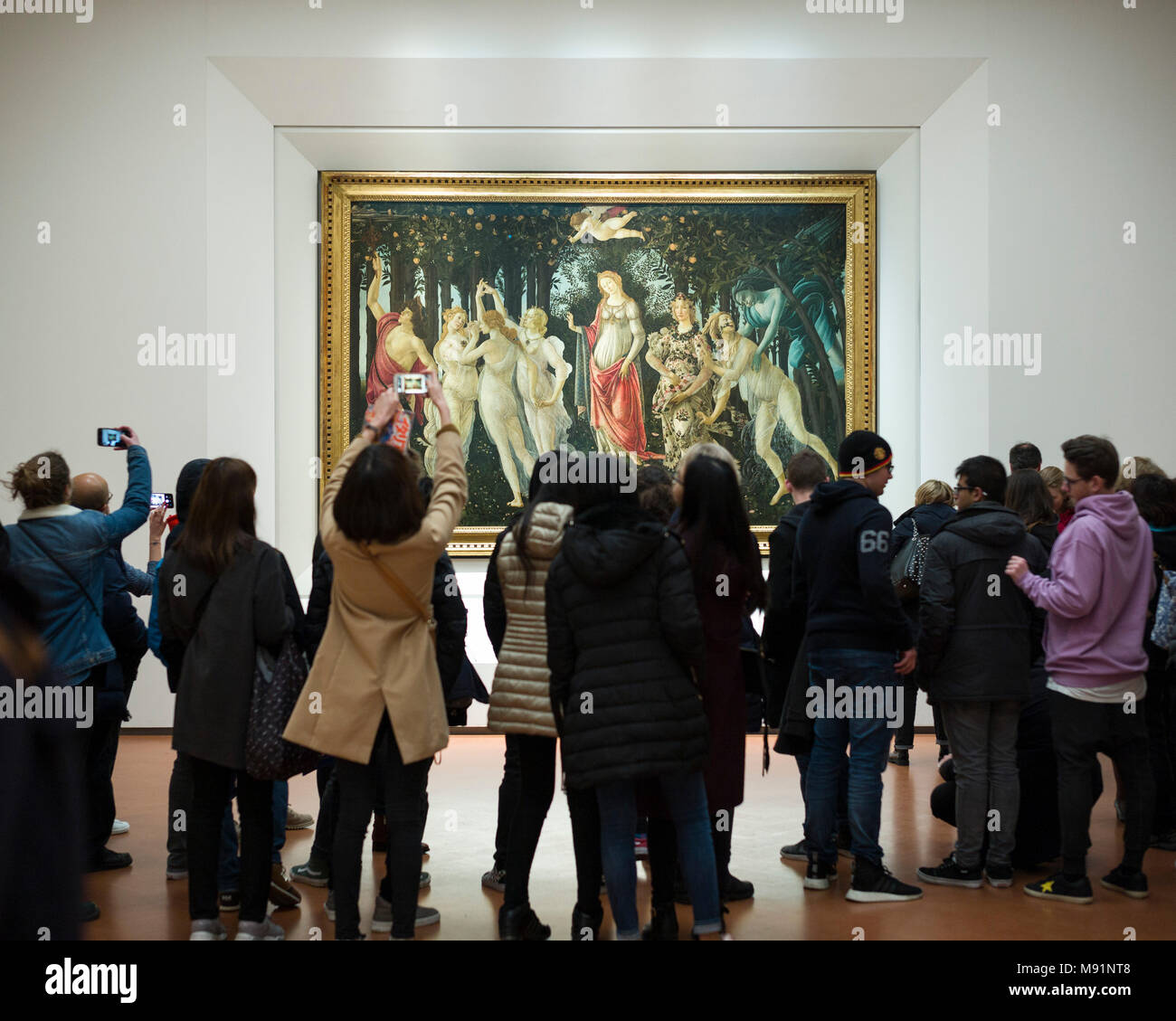 Florencia. Italia. La Galería de los Uffizi. Los visitantes ver la alegoría de la primavera pintura de Sandro Botticelli (c. 1482). La Galleria degli Uffizi. Foto de stock
