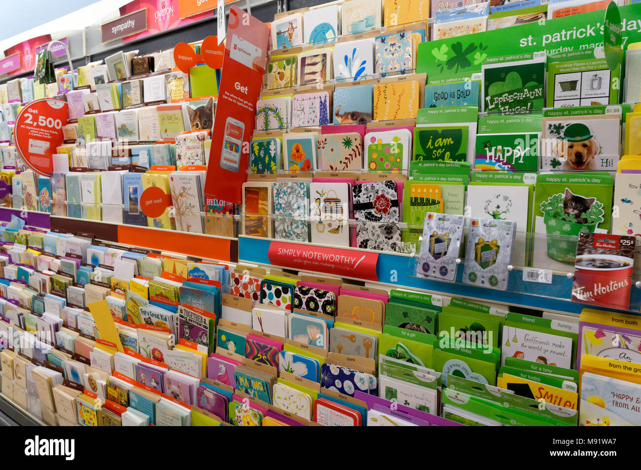 Los racks de coloridas tarjetas de felicitación a la venta en un