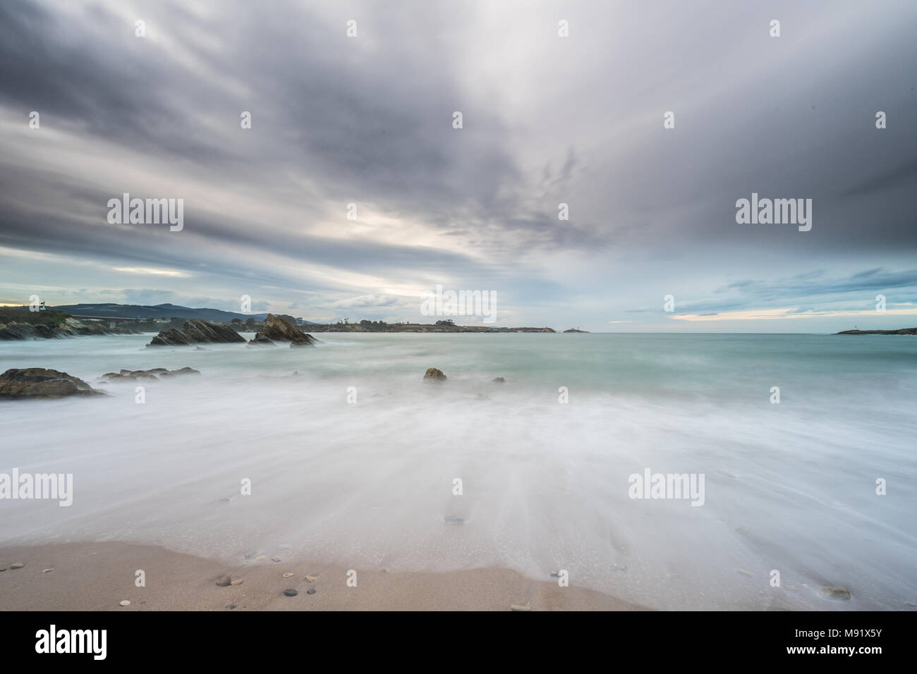 Tarde de nubes en la playa de Arnao Foto de stock