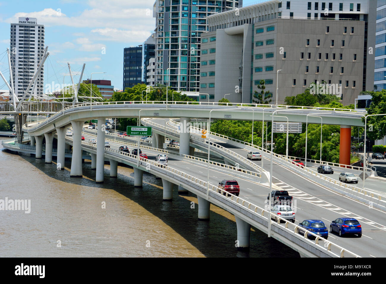 Brisbane, Queensland, Australia - 6 de enero de 2018. Vista de la autopista del Pacífico en River Waterfront en Brisbane, con un moderno diseño comercial y residencial y bu Foto de stock