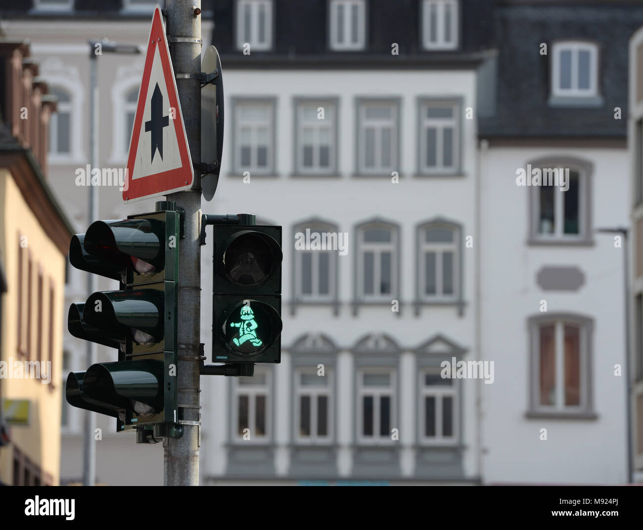 19 de marzo de 2018, Alemania, Trier: Karl Marx figura resplandece en el semáforo. Tecnología LED y galerías fueron instalados por el semáforo cerca de la pronto a ser erigida la estatua de Karl Marx. Foto: Harald Tittel/dpa Foto de stock