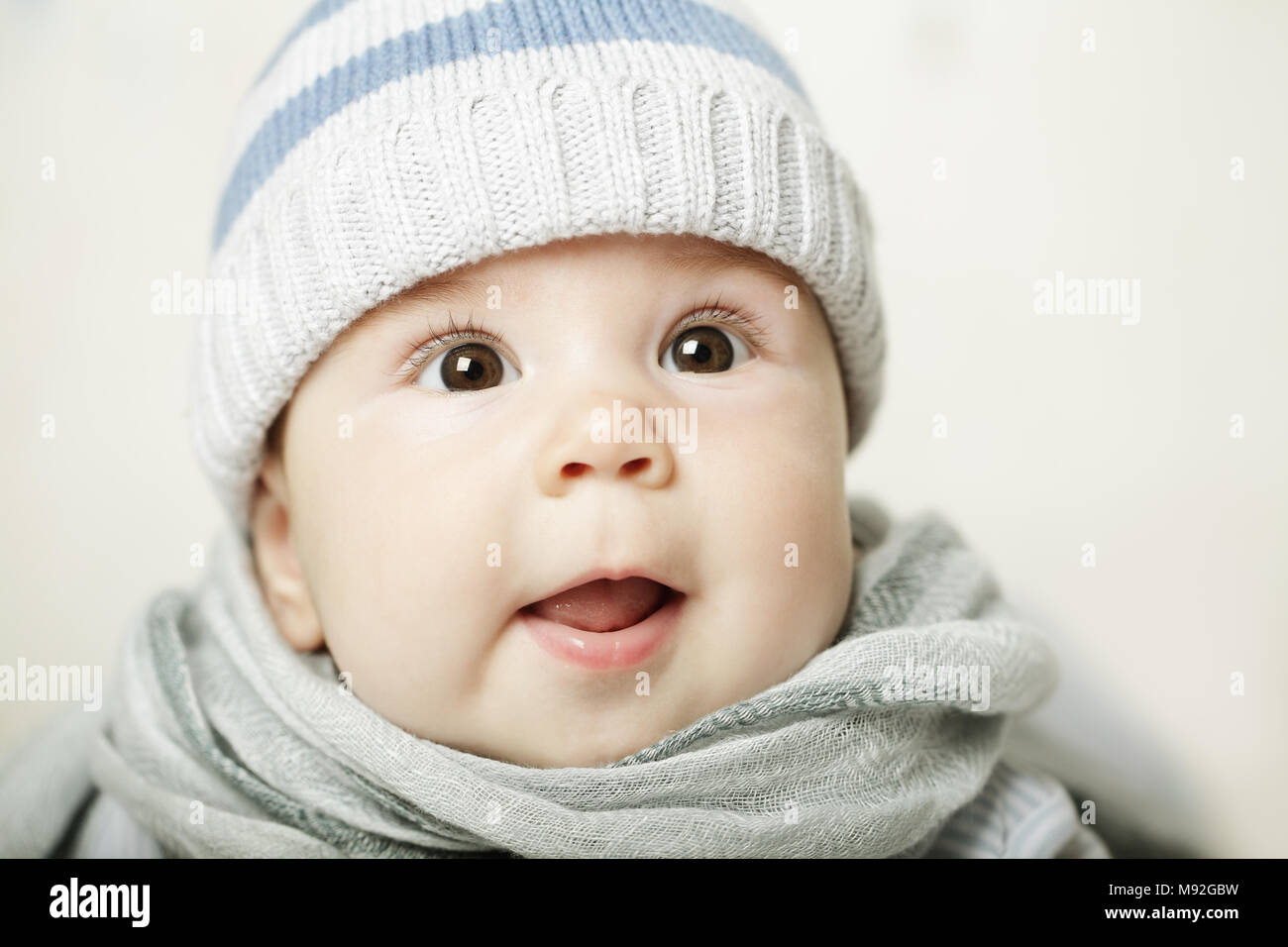 Lindo bebé sorprendido mirando hacia arriba Foto de stock