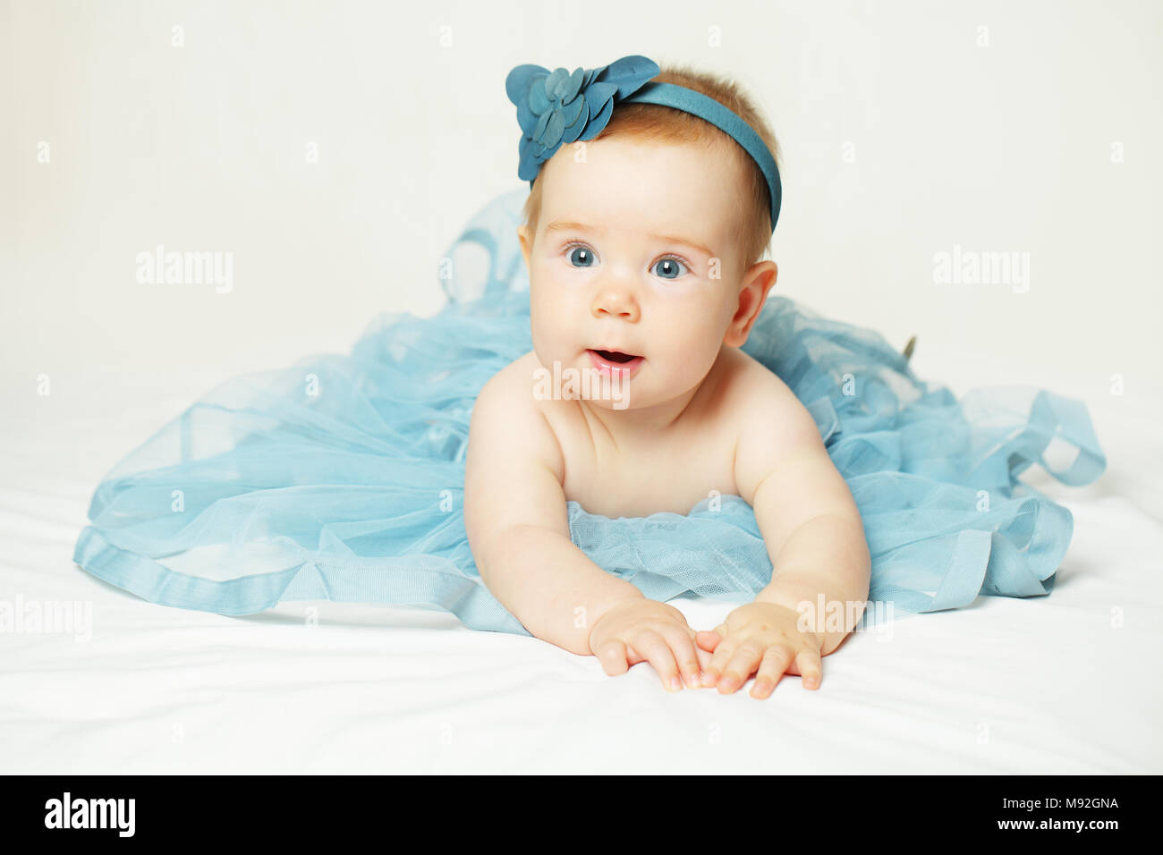 En la colorida falda niña posando como Cancan niña Fotografía de stock -  Alamy