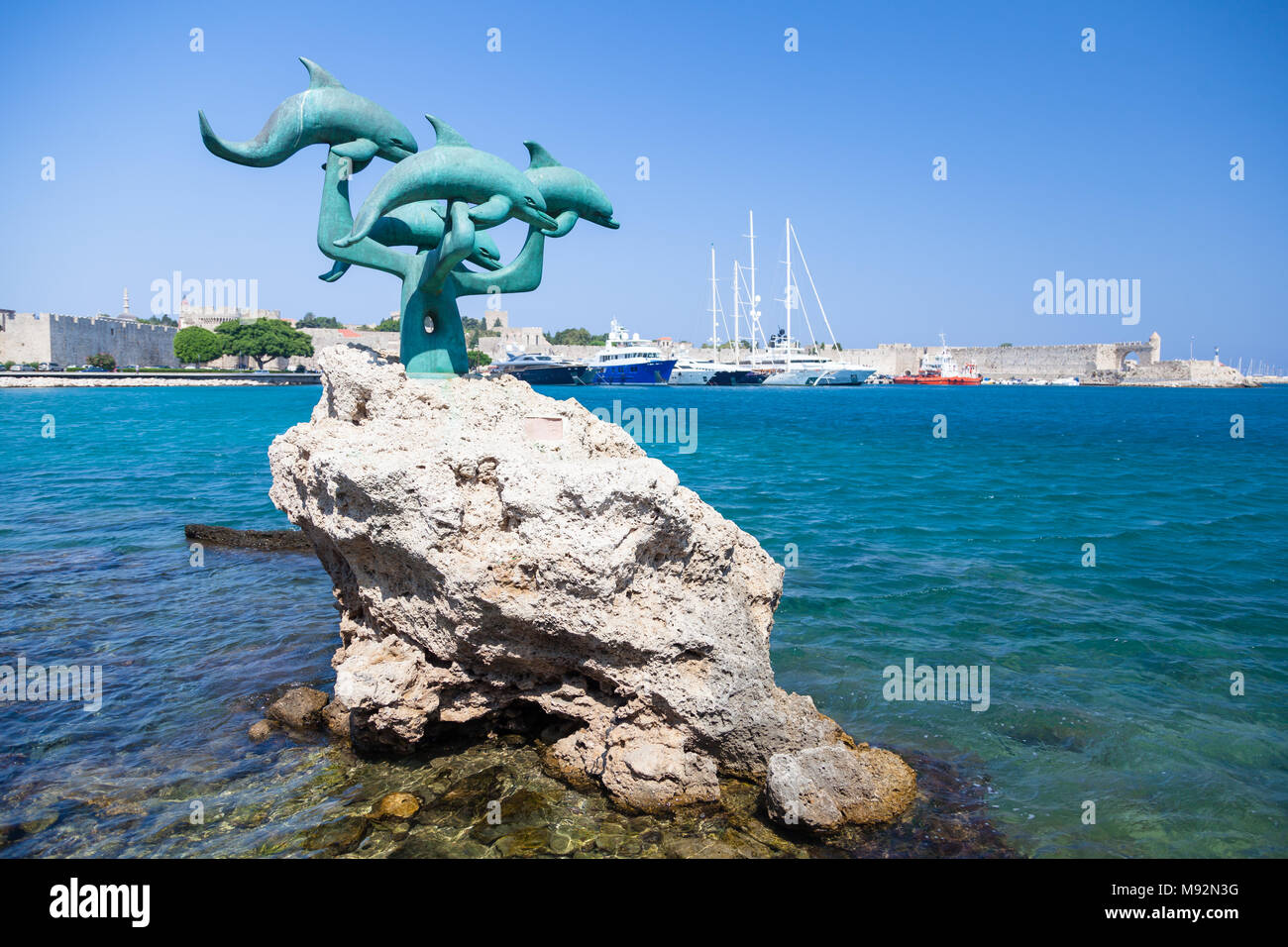Escultura de bronce de un grupo de delfines en Rodas, Grecia, el 11 de agosto, 2017 Foto de stock