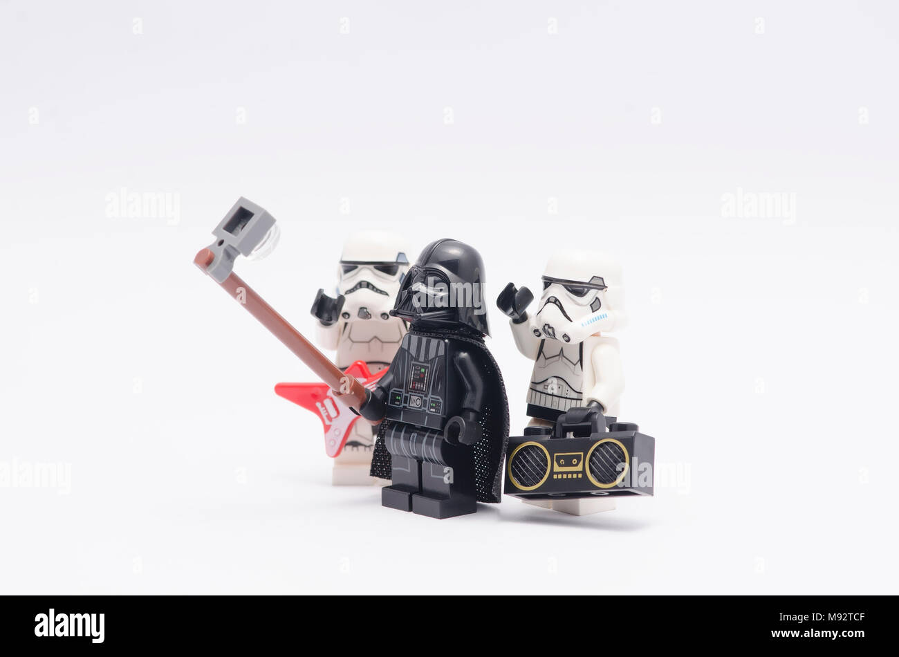 Lego darth vader tomar la fotografía con storm troopers aislado sobre fondo  blanco Fotografía de stock - Alamy