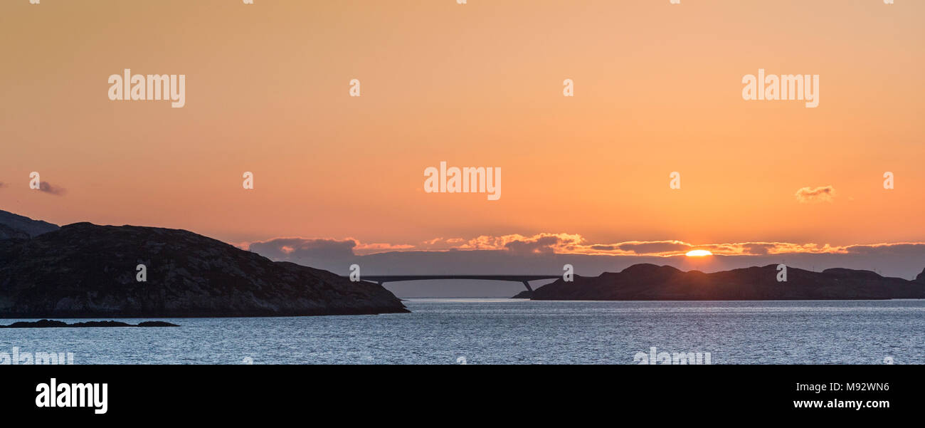 Amanecer sobre la isla de Scalpay Puente Desde Tarbert en la isla de Harris en las Hébridas Exteriores. Foto de stock