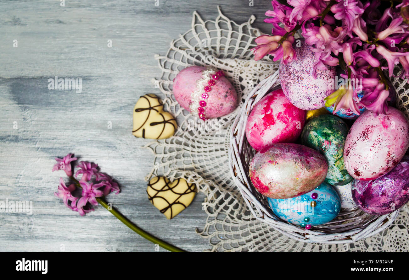 Los huevos de Pascua en un tazón y Jacinto frescas flores de primavera Foto de stock