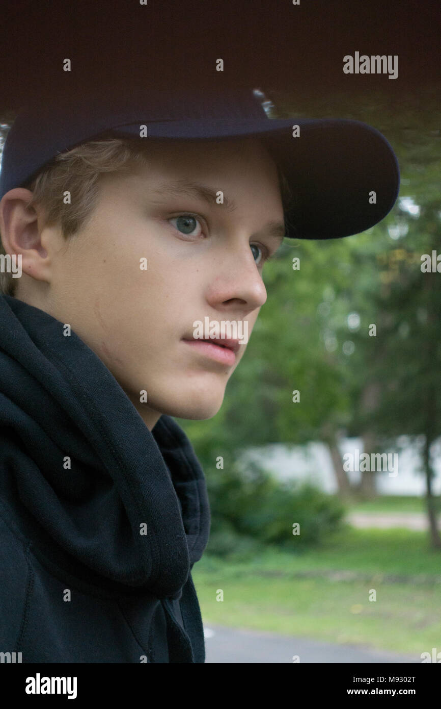 Perfil retrato de una adolescente llevaba una gorra de béisbol. MN de Minneapolis, Minnesota, EE.UU. Foto de stock