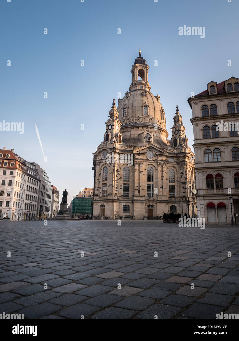 La iglesia de Nuestra Señora / Iglesia de Nuestra Señora (Frauenkirche) y estatua de Lutero en la madrugada, Dresde, Sajonia, Alemania Foto de stock