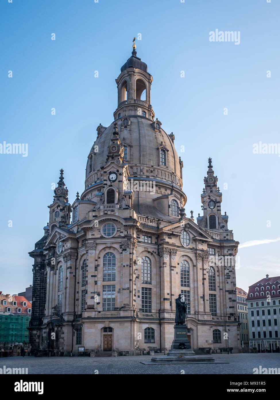 La iglesia de Nuestra Señora / Iglesia de Nuestra Señora (Frauenkirche) y estatua de Lutero en la madrugada, Dresde, Sajonia, Alemania Foto de stock
