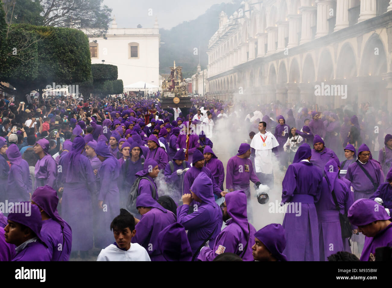 Sacerdote en humo de incienso delante de flotación en la procesión de San Bartolomé Becerra, Antigua Guatemala, Guatemala Foto de stock