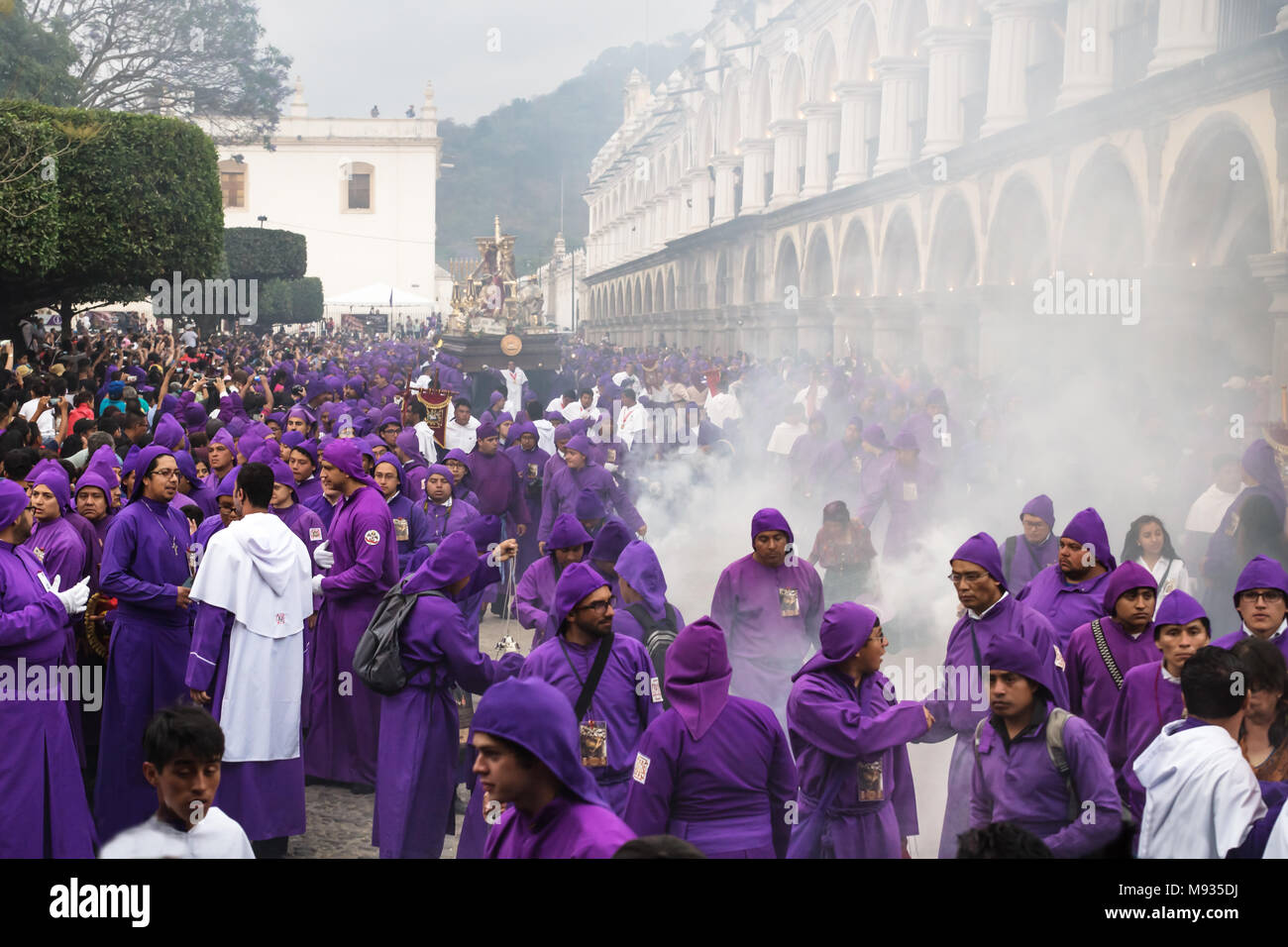 Hombres y túnicas púrpuras humo de incienso en la procesión de San Bartolomé Becerra, Antigua Guatemala, Guatemala Foto de stock