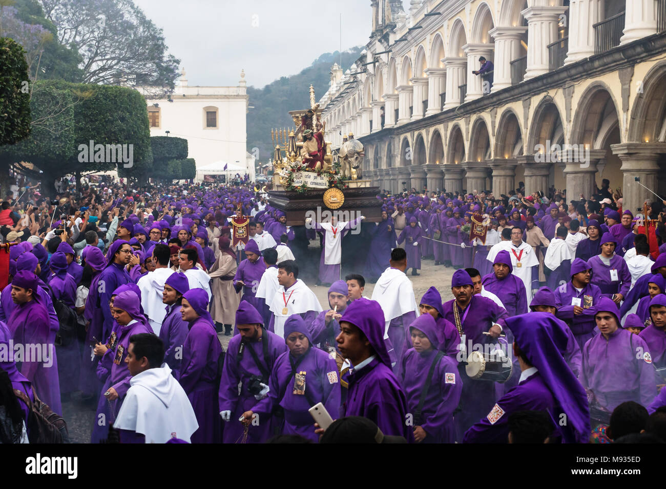 La flotación con Cristo estatua togada púrpura llevadas por los hombres en la procesión de San Bartolomé Becerra, Antigua Guatemala, Guatemala Foto de stock