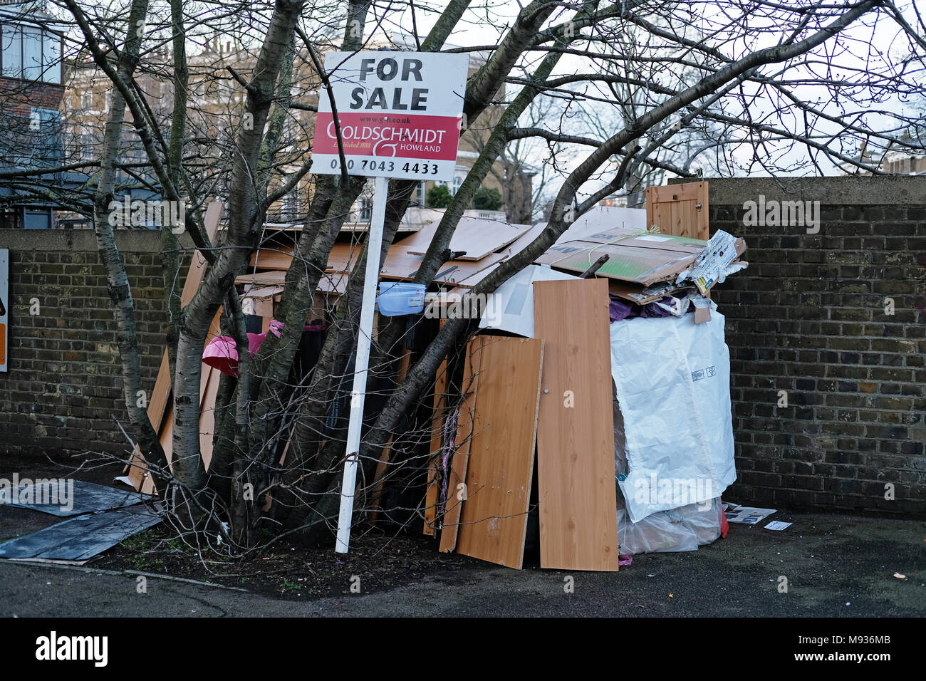 Un refugio construido a mano en el norte de Londres Foto de stock