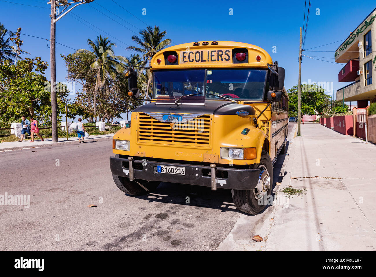 VARADERO, CUBA - Marzo 04, 2018: American School bus en Varadero. Old american school bus en la calle. Cuba. Foto de stock