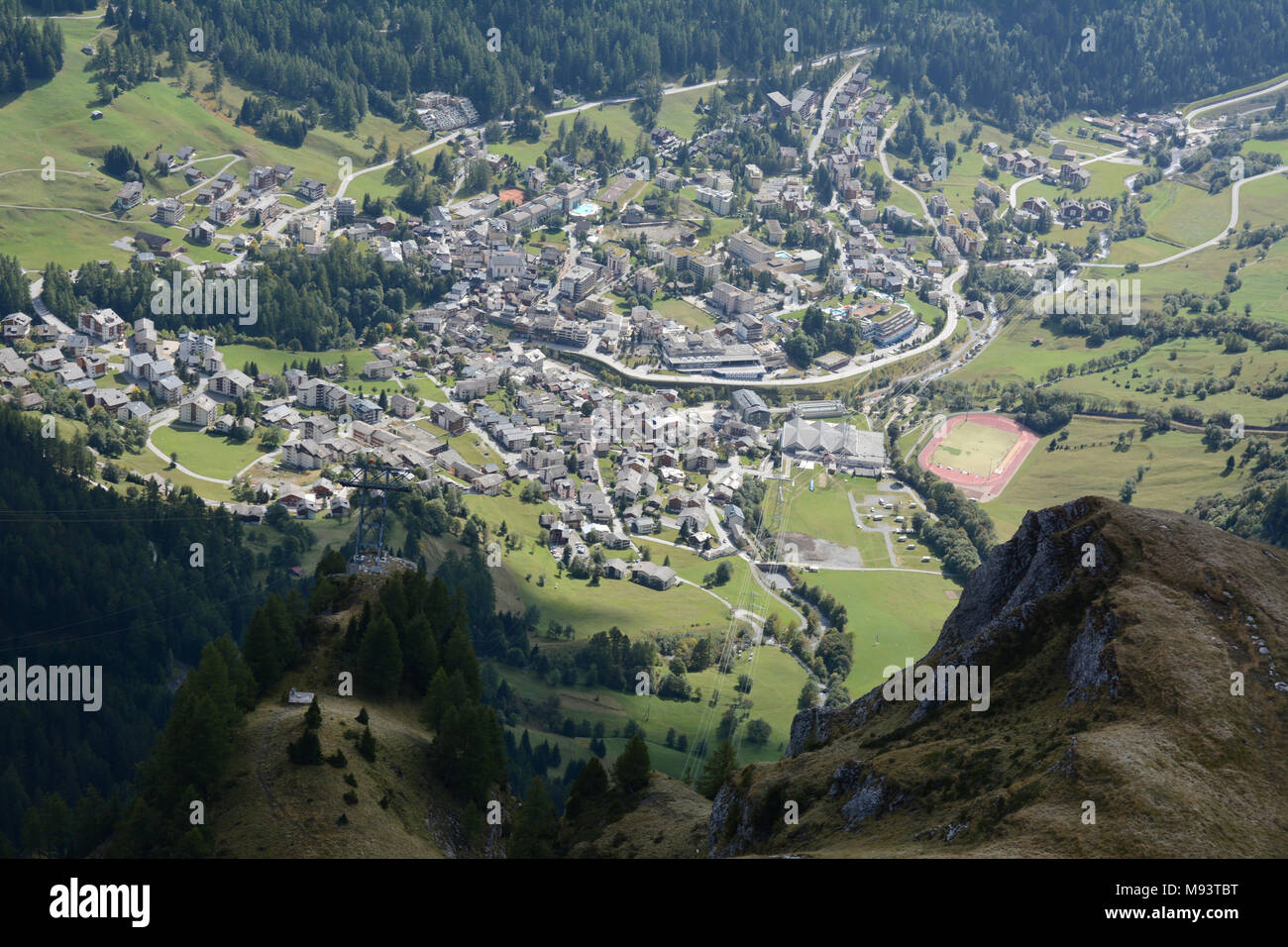 La ciudad resort de los Alpes Suizos, visto desde Rinderhorn Leucurbad