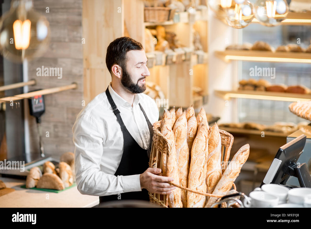 El vendedor de la tienda de pan Foto de stock