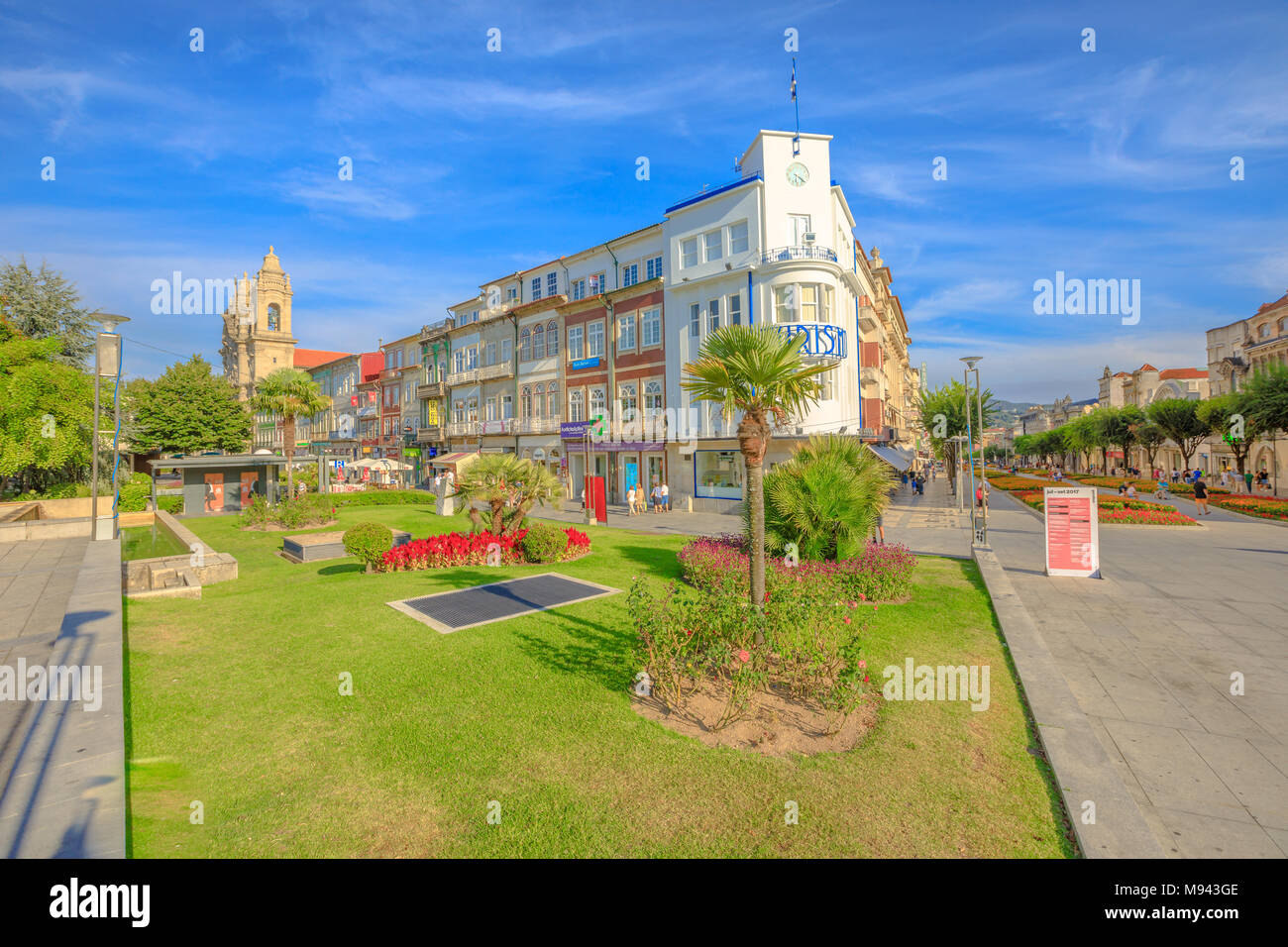 Braga, Portugal - 12 de agosto de 2017: Praca da Republica conocido como  Arcade cruza la Avenida da Liberdade con la Oficina de Turismo de Braga y  Convento de congregados en el