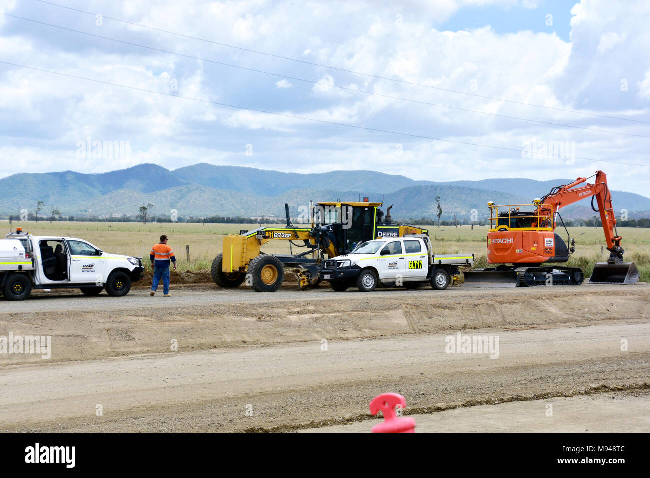 Las obras de la carretera de Queensland, HITACHI excavadora, motoniveladoras John Deere Foto de stock