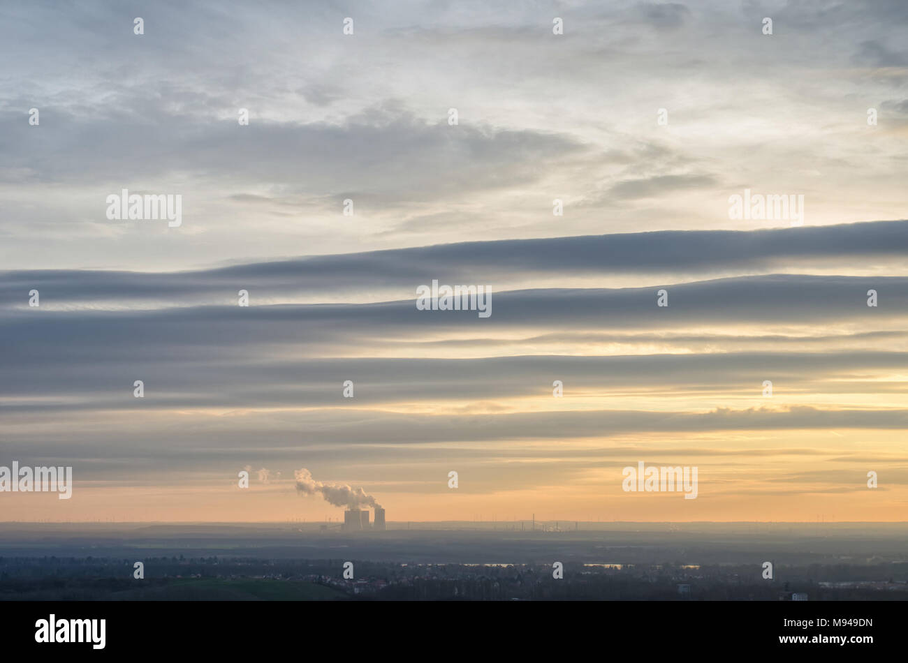 Espectacular cielo nocturno con interesantes nubes sobre el horizonte de Sajonia, en Alemania con la Lippendorf Power Station como sus columnas de vapor están aumentando Foto de stock