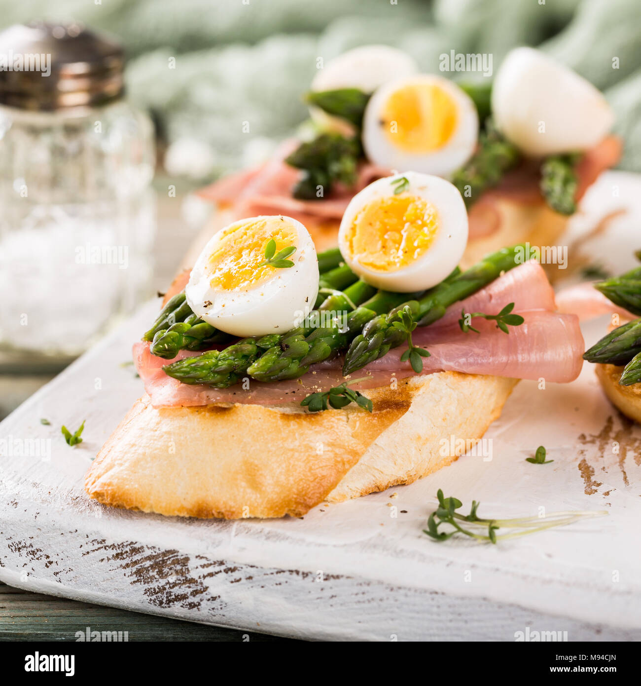 Sandwichera fresco con jamón, espárragos y huevos de codorniz Foto de stock