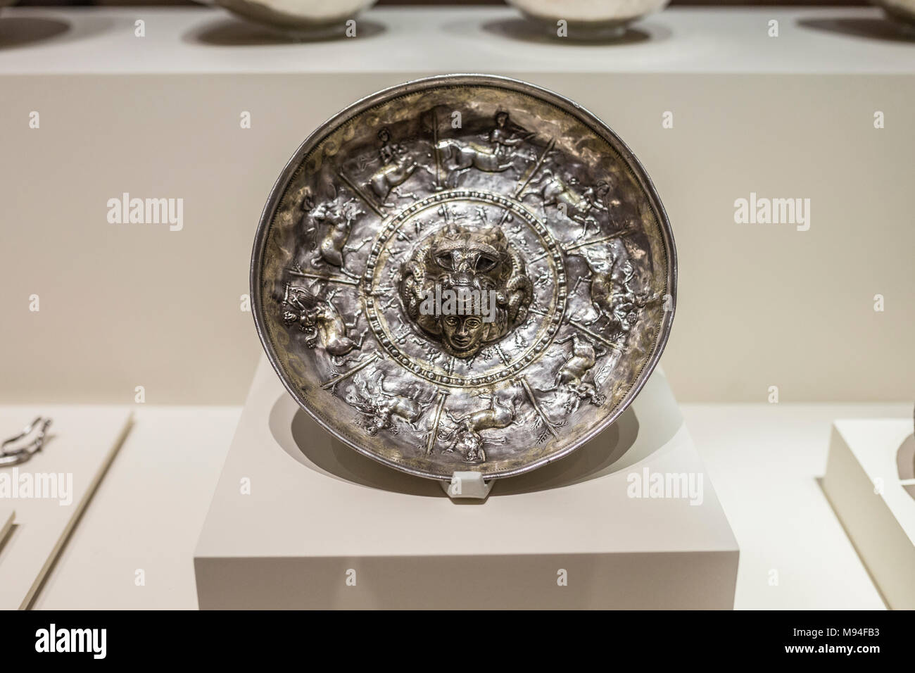 Madrid, España - 10 de noviembre de 2017: Patera para libaciones de cultura ibérica hechas de plata dorada. Museo Arqueológico Nacional. Foto de stock