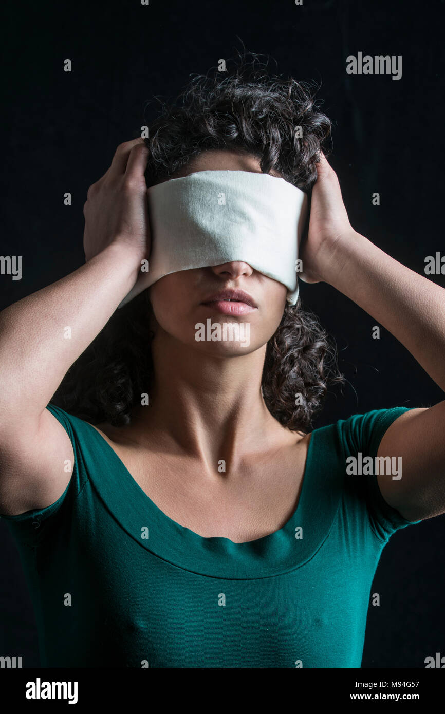 Retrato de una mujer con los ojos vendados con cabello oscuro Foto de stock