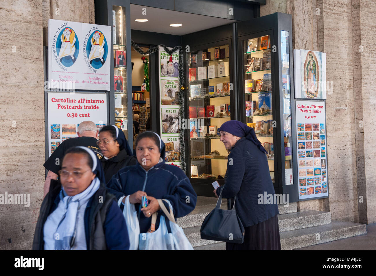 Roma. Mujer romaní fuera mendigando tienda de artículos religiosos. Italia. Foto de stock