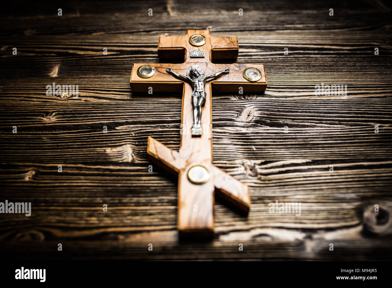 Crucifijo Negro Grande Con Jesus Christ Foto de archivo - Imagen de cartas,  embaldosado: 151703572