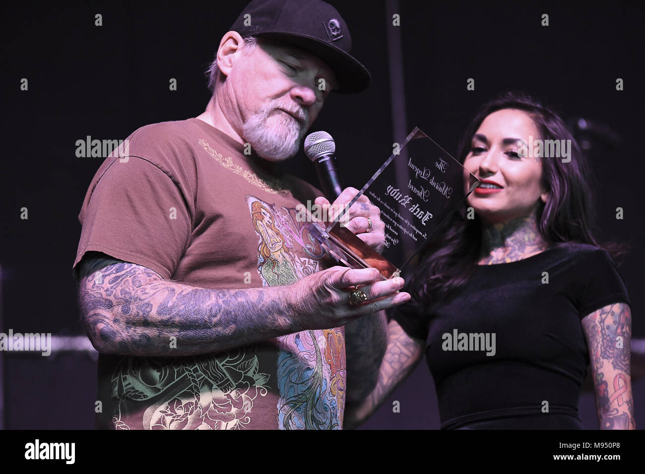 Costa Mesa, California, Estados Unidos. 17 Mar, 2018. Jack Rudy, artista de  tatuaje Musink - Recibe el premio a la leyenda negra y gris en el Musink  Fest 2018 - Mezclando música