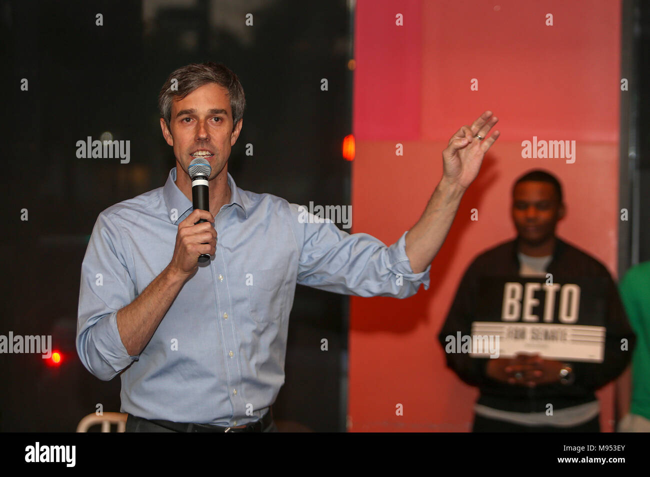 Rep. 22 Mar, 2018. Beto O'Rourke, D-Texas, habla durante una reunión en el ayuntamiento en el momento de la firma Kafe en Houston, TX. John Glaser/CSM/Alamy Live News Foto de stock