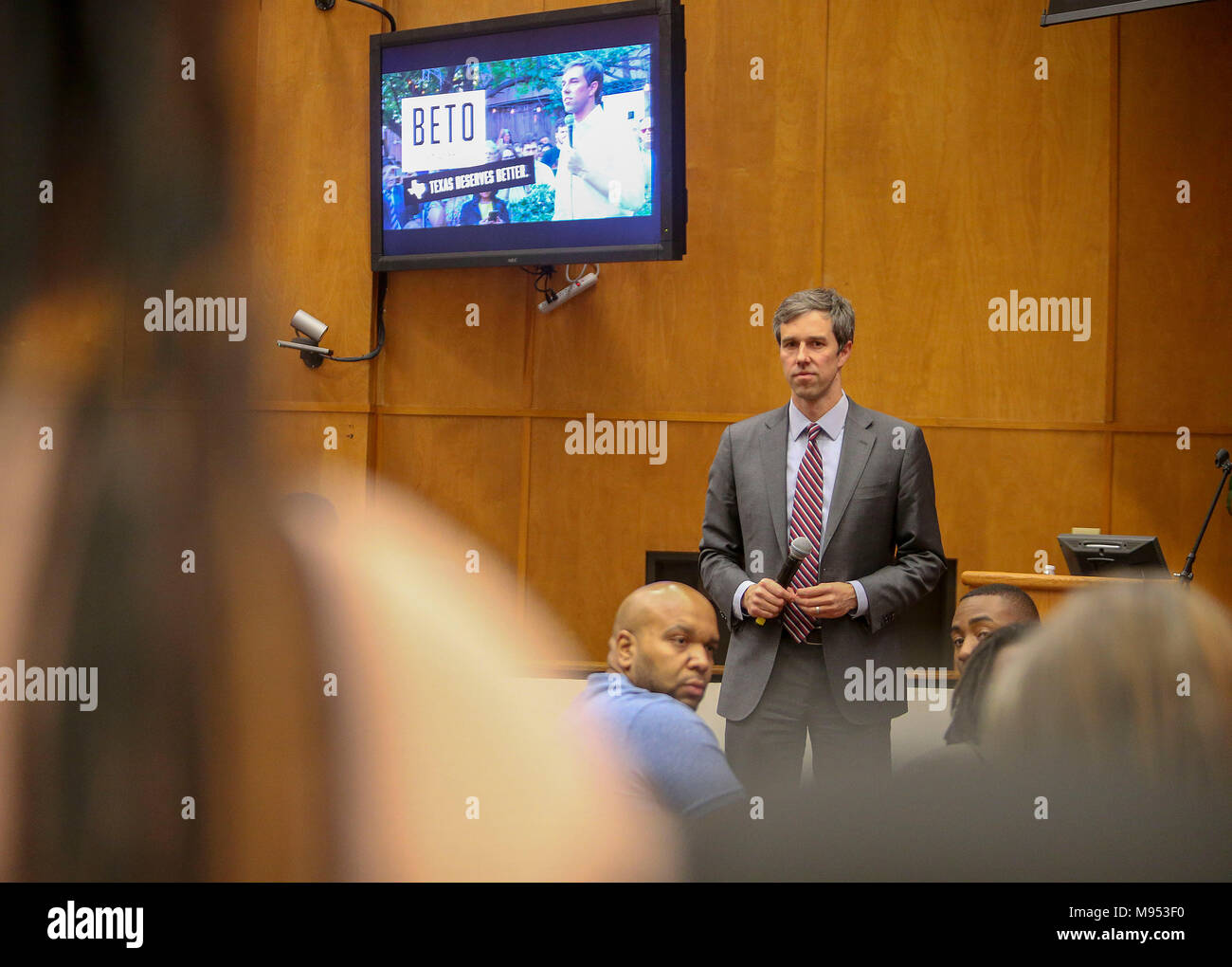 Rep. 22 Mar, 2018. Beto O'Rourke, D-Texas, escucha a una pregunta del público durante una reunión en el ayuntamiento en Texas Southern University en Houston, TX. John Glaser/CSM/Alamy Live News Foto de stock