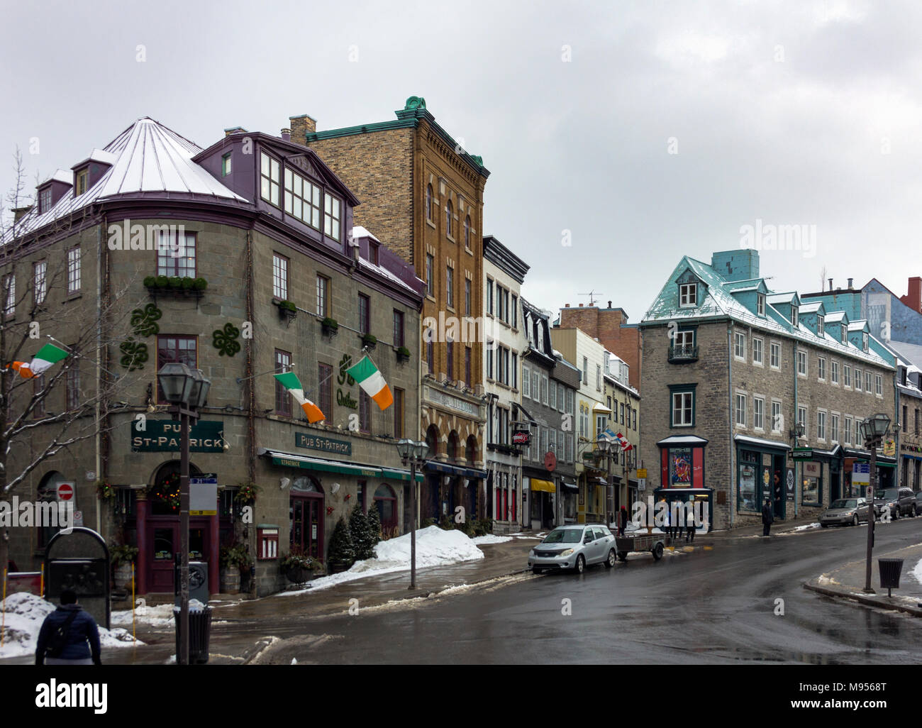 Vista de la calle angosta - Côte de la Fabrique - en el casco antiguo de la ciudad de Quebec, Canadá, en un frío día invernal sordo Foto de stock