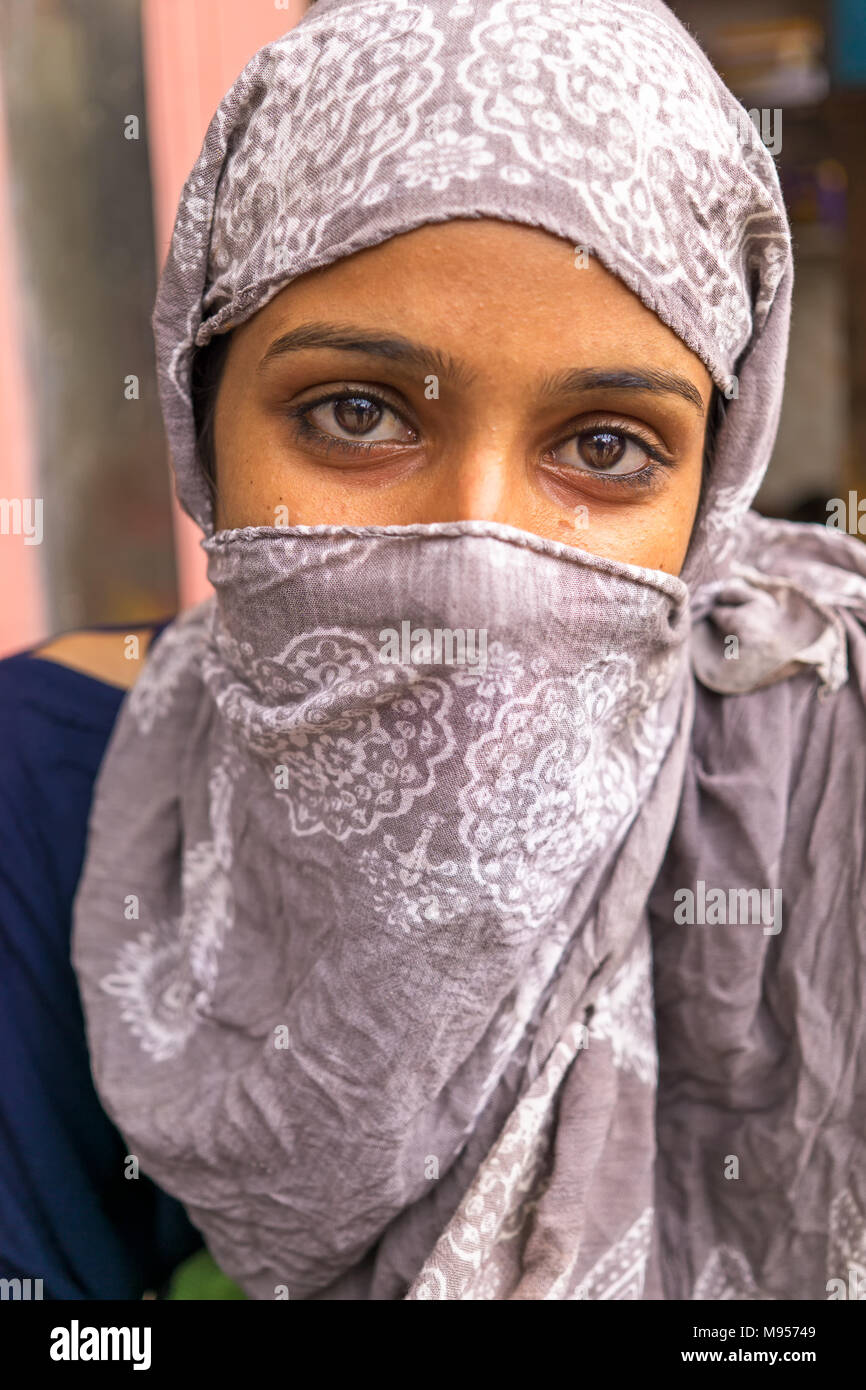 Mandawa, India - 24 de febrero de 2018: Retrato de una joven indígena con el velo. Foto de stock
