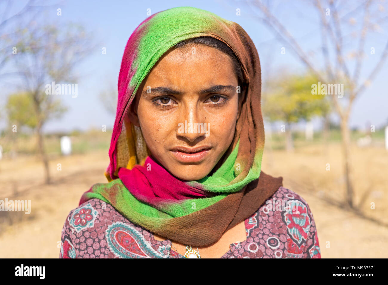 Khara Rajasthan, India - 25 de febrero de 2018: Retrato de una joven indígena con el velo. Foto de stock