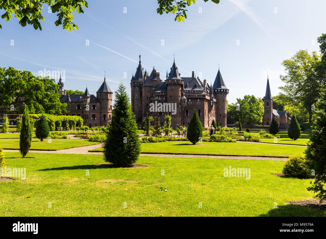 El castillo de Haar, Holanda - 28 de mayo de 2017: Vista de los jardines y el exterior del castillo de Haar el 28 de mayo de 2017. Su construido en 1391 y currentl Foto de stock