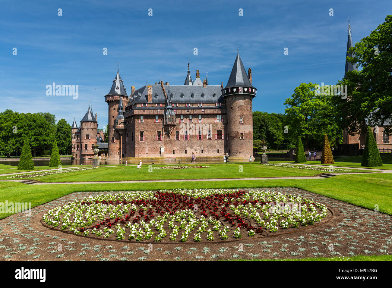 El castillo de Haar, Holanda - 28 de mayo de 2017: Vista de los jardines y el exterior del castillo de Haar el 28 de mayo de 2017. Su construido en 1391 y currentl Foto de stock