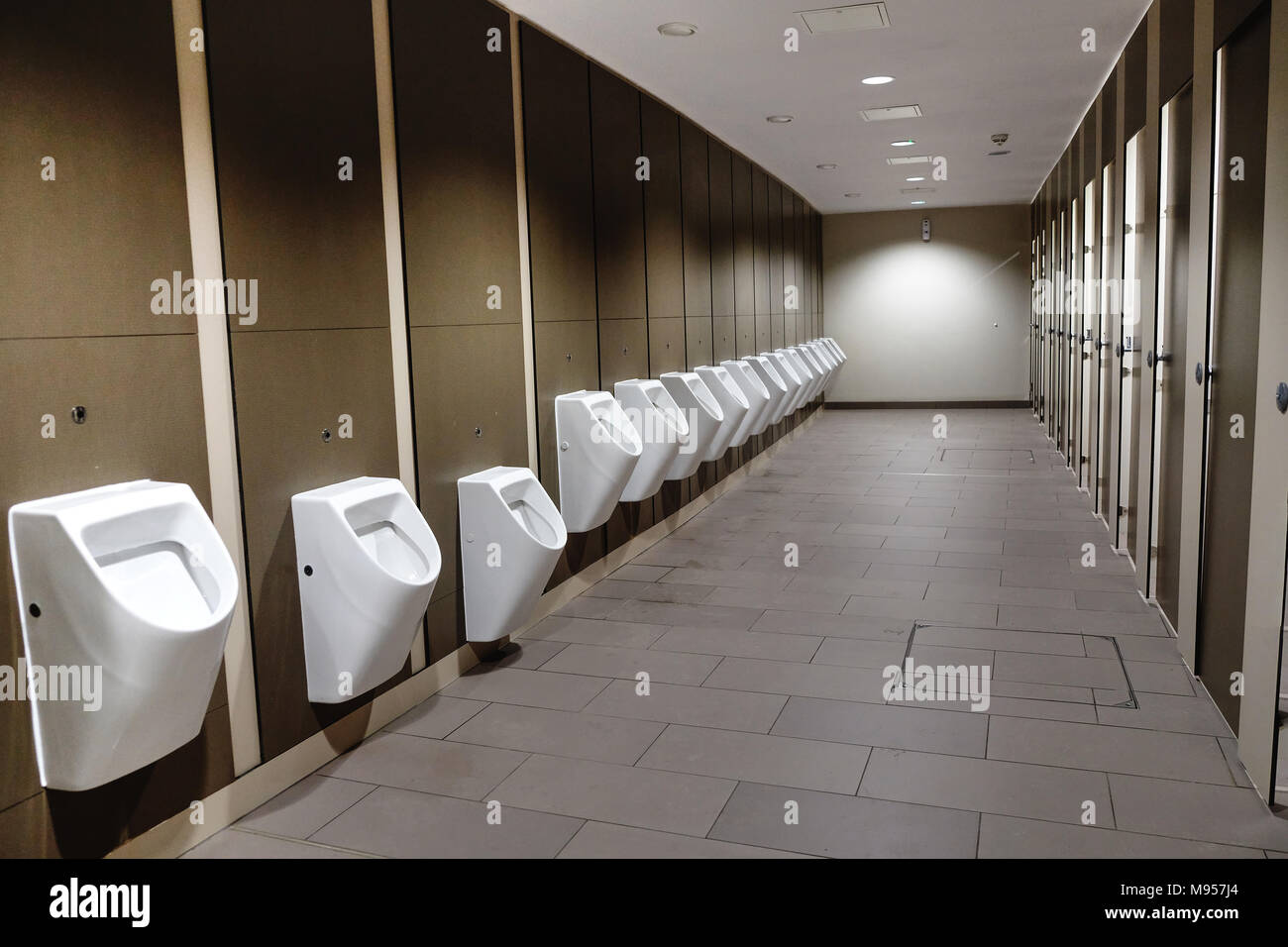Los urinarios, en una estación de servicio de autopista Foto de stock