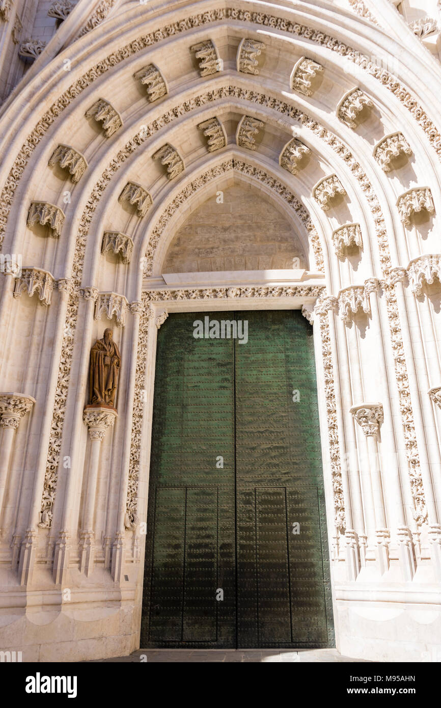 La puerta de San Miguel - Puerta de San Miguel - una de las entradas a la Catedral de Sevilla en Sevilla, Andalucía, España Foto de stock