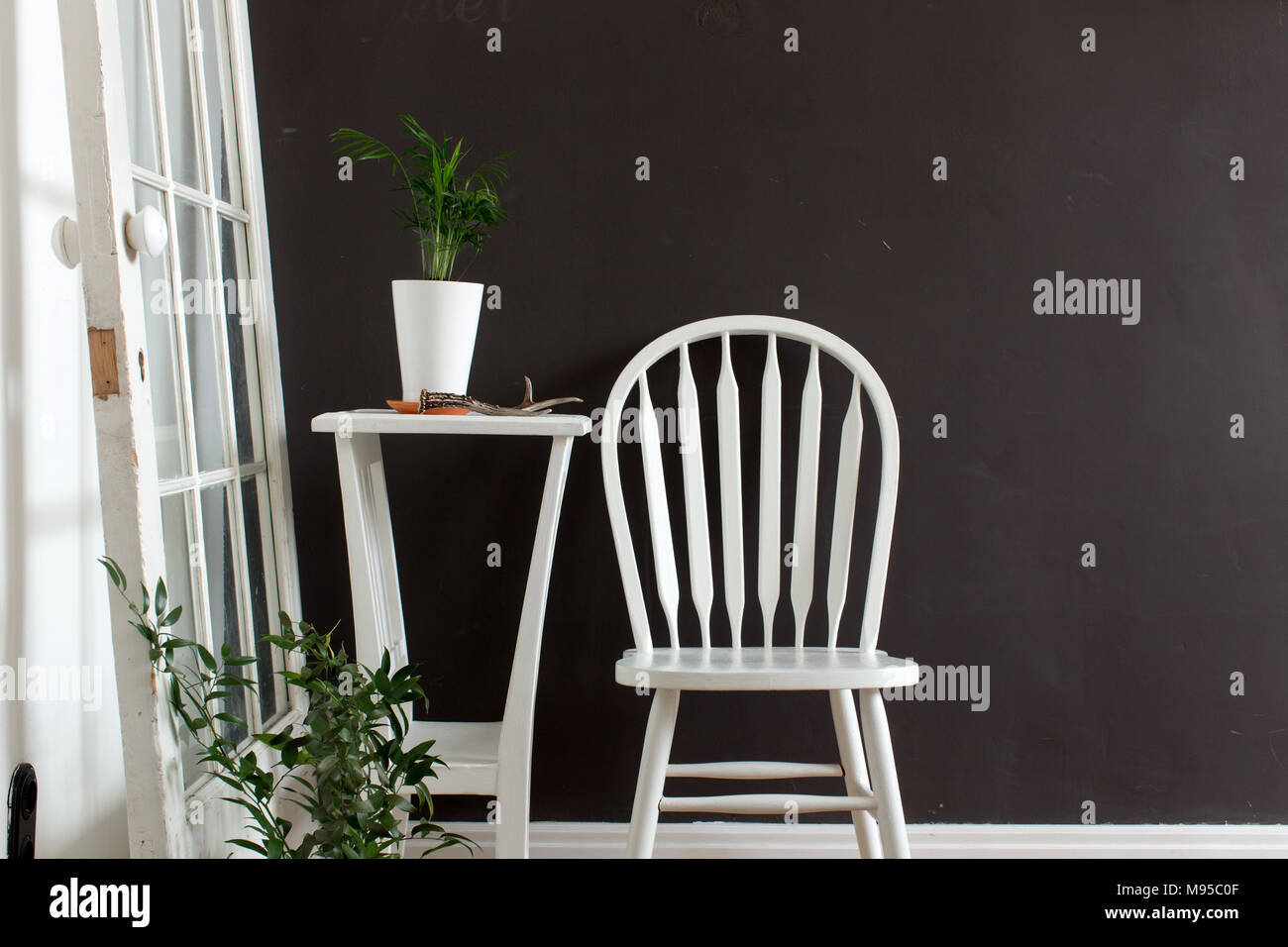 Amueblado con sillas, mesa con flores. Foto de stock