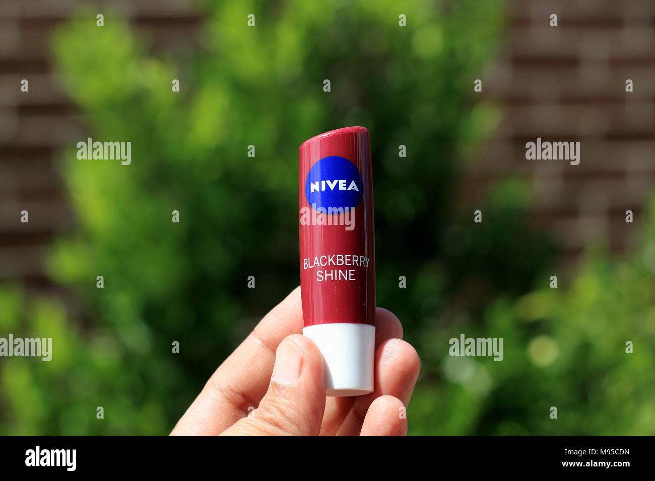 Nivea Blackberry brillo labial Fotografía de stock - Alamy